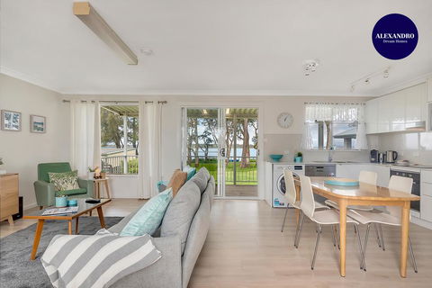 Lake Front Home - Relax & Unwind - Tourism Brisbane 0
