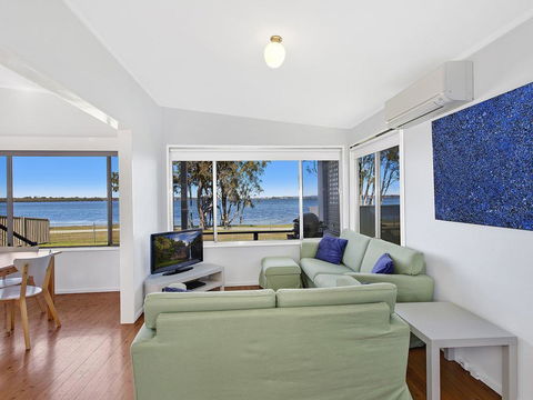 Lakes Edge Cottage - Tourism Brisbane 0