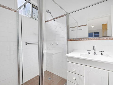 Lakes Edge Cottage - Tourism Brisbane 3