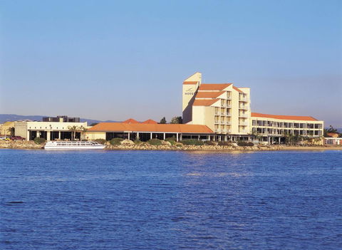 Lakes Hotel - Tourism Brisbane 0
