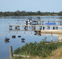 Lakes Waterfront Motel and Cottages with King Beds - Tourism Brisbane