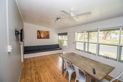 Lakeside Cabins & Holiday Village - Brisbane Tourism 0