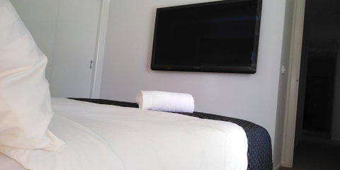 Lakeside Retreat & Business - Brisbane Tourism 1