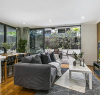 Large unit amid inner-city greenery close to CBD - Tourism Brisbane