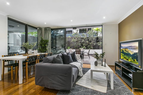 Large Unit Amid Inner-city Greenery Close To CBD - Tourism Brisbane 0
