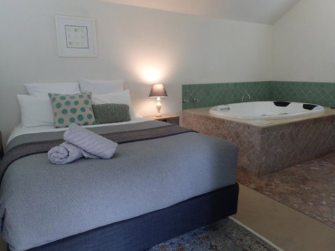 Lauristina Spa Cottage - Brisbane Tourism 0