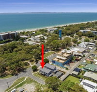 LAVISH BEACH HOUSE ON THE SURF SIDE - Brisbane Tourism