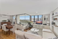 Light filled apartment with sweeping harbour views