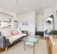 Light-Filled Beachside Apartment in Trendy Area - Tourism Brisbane