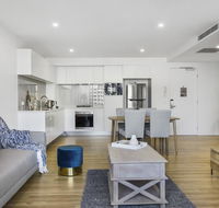 Luxe Beach Holiday Unit With Parking Pool and Gym - Tourism Brisbane