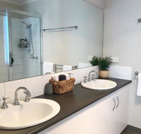 Luxury 4BR Home with KING Bed Lakes Entrance - Tourism Brisbane