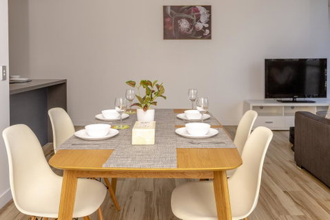 Luxury Modern Apartment In Southport With Hotel Facilities - Brisbane Tourism 3