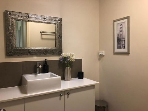 Luxury Room 15mins From Wagga's CBD - Tourism Brisbane 1