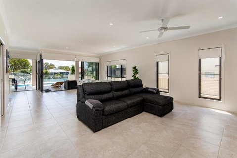Luxury Waterfront Family Entertainer On Dolphin - Brisbane Tourism 3