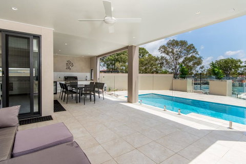 Luxury Waterfront Family Entertainer On Dolphin - Brisbane Tourism 1