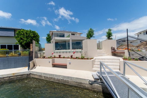 Luxury Waterfront Family Entertainer On Dolphin - Brisbane Tourism 0