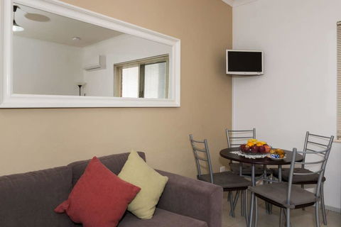 M104 Central Location In Free Transit Zone - Brisbane 4u 0