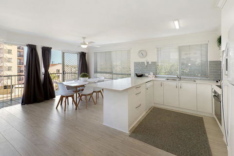 MAINSAIL8- MOOLOOLABA BEACH - Brisbane 4u 2