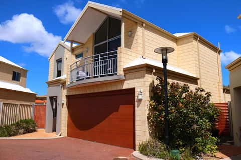 MANDURAH On The TERRACE - Tourism Brisbane 0