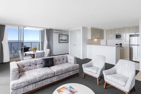 Meriton Suites Broadbeach - Tourism Brisbane 3