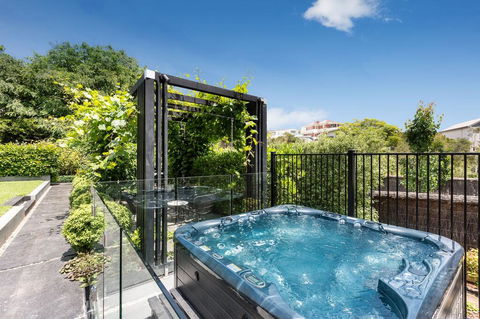 Mills Beach Retreat Luxury Family Retreat With Hydrotherapy Spa, Opposite Beach, Walk To Village - Tourism Brisbane 3