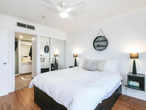 Modern 2 Bedroom River View Apartment In Docklands - Brisbane Tourism 2