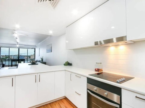 Modern 2 Bedroom River View Apartment In Docklands - Brisbane Tourism 1
