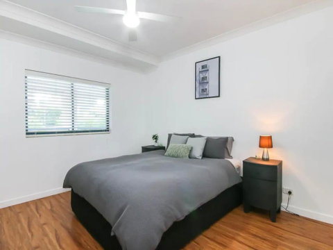 Modern 2 Bedroom River View Apartment In Docklands - Brisbane Tourism 3