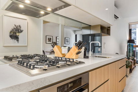 Modern Apartment With Balcony Near Kings Domain - Brisbane Tourism 2