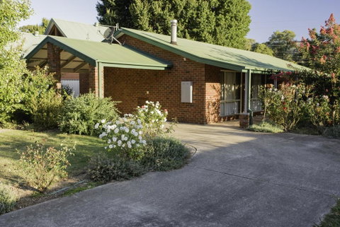 Monty's On Lumley Drive - Brisbane Tourism 0