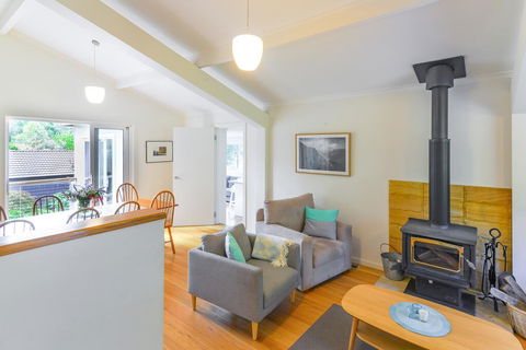 NATURE LOVERS DREAM // FIREPLACE //ACCESS TO HIKES - Tourism Brisbane 1