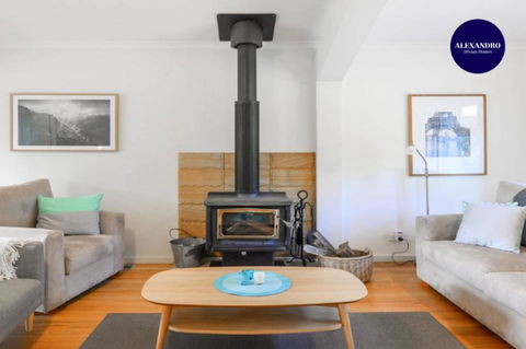 NATURE LOVERS DREAM // FIREPLACE //ACCESS TO HIKES - Tourism Brisbane 3