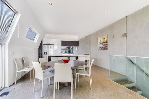 Nautilus 2 Luxury Retreat - Modern Beachfront Townhouse, WiFi, Water Views - Tourism Brisbane 0