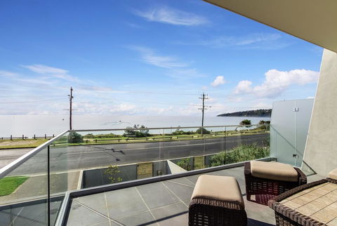 Nautilus 2 Luxury Retreat - Modern Beachfront Townhouse, WiFi, Water Views - Tourism Brisbane 2