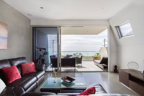 Nautilus 2 Luxury Retreat - Modern Beachfront Townhouse, WiFi, Water Views - Tourism Brisbane 1