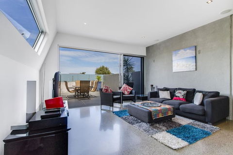 Nautilus Villa Luxury Retreat, Modern, Large Double Beachfront Townhouse, Water Views - Tourism Brisbane 3