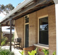 Hotham Ridge Winery and Cottages - Tourism Brisbane