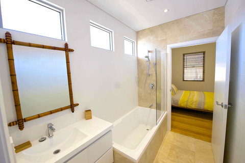 Sunny Blinco Street House - Tourism Brisbane 9