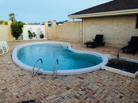 LA ANCHOR ON THE CANALS (MANDURAH) - Tourism Brisbane 11