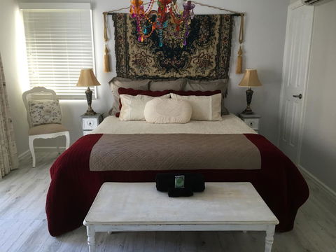 Applegate Lane Chalet - Tourism Brisbane 0