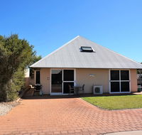 Osprey Holiday Village Unit 103/1 Bed - Perfect short stay apartment with King size bed - Tourism Brisbane