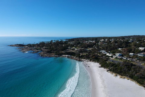 BINALONG BEACH COTTAGE Beachfront At Bay Of Fires Next To Restaurant - Brisbane Tourism 10