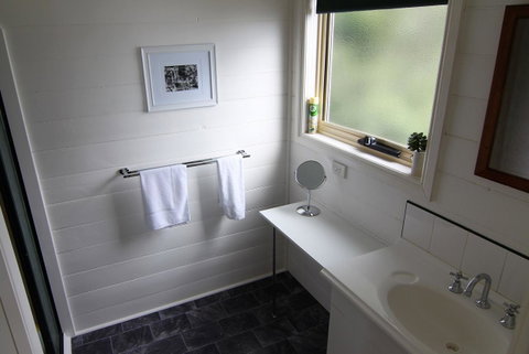 BINALONG BEACH COTTAGE Beachfront At Bay Of Fires Next To Restaurant - Brisbane Tourism 7