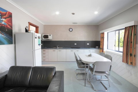 Georges Bay Apartments - Brisbane Tourism 38