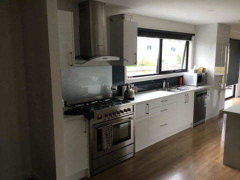 Georges Bay Apartments - Brisbane Tourism 13