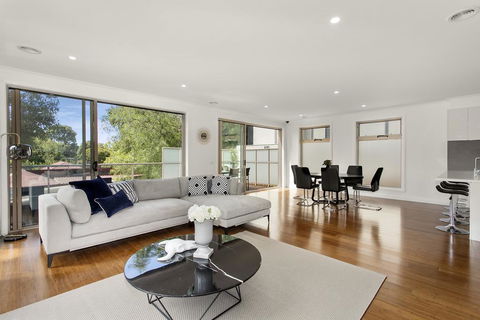 NEW Inner Melb Luxury Modern Grand Holiday House - Great Location, Wifi, Parking - Brisbane 4u 1
