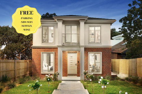 NEW Inner Melb Luxury Modern Grand Holiday House - Great Location, Wifi, Parking - Brisbane 4u 0