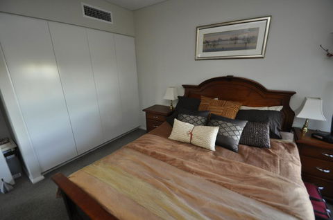 NORTH SYDNEY FULLY SELF CONTAINED MODERN 2 BED APARTMENT (16WAL) - Tourism Brisbane 2