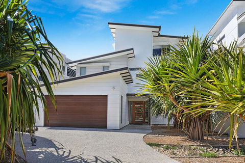 NORTHSHOR- ULTIMATE BEACH HOUSE - Brisbane 4u 1