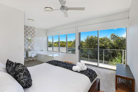 NORTHSHOR- ULTIMATE BEACH HOUSE - Brisbane 4u 2